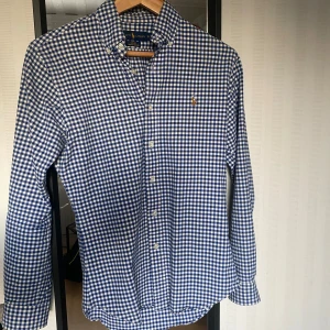 Blårutig skjorta från Ralph Lauren - Skjorta från Ralph Lauren i slim fit-modell. Storlek S, väldigt sparsamt använd , hör av dig vid funderingar!