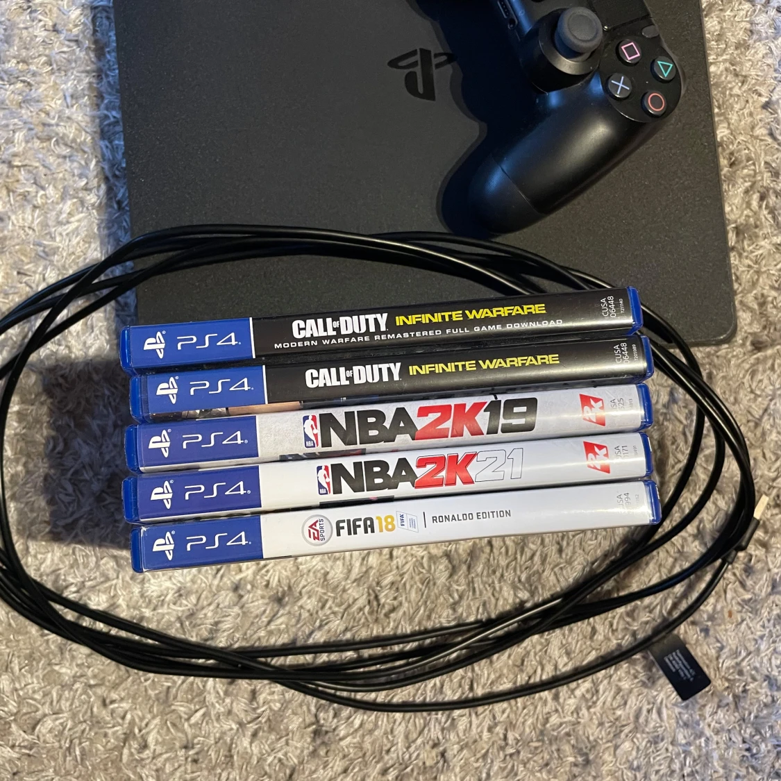 PlayStation 4 (PS4) med handkontroll, spel och laddare - 1