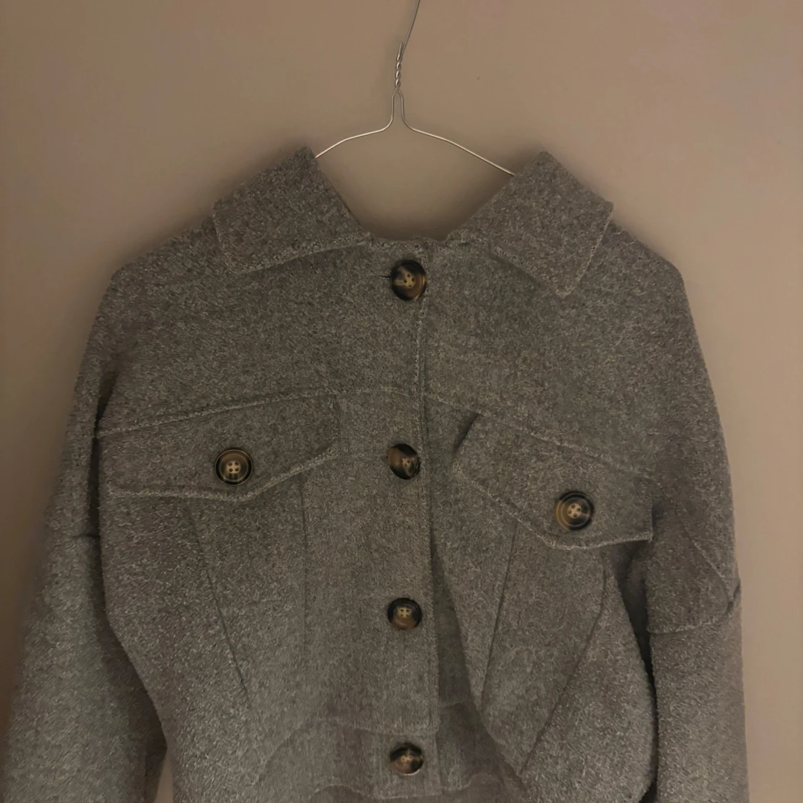 Grå overshirt med knappar - 1