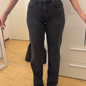 Svarta raka jeans - Snygga svarta jeans från Gina Tricot med hög midja och raka ben. Aldrig använt!