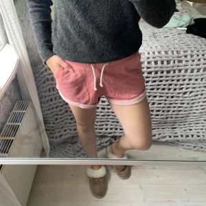 Rosa mjukisshorts  - Säljer ett par mjuka rosa shorts från H&M med vit snörning i midjan och uppvikta ben. De har en avslappnad passform.