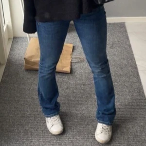 Only jeans onlyblush medel/midwaist - Jätte fina jeans från only i storlek M/32. Använd en gång då de var för korta för mig. Medelhög midja. Orginalpris 549kr