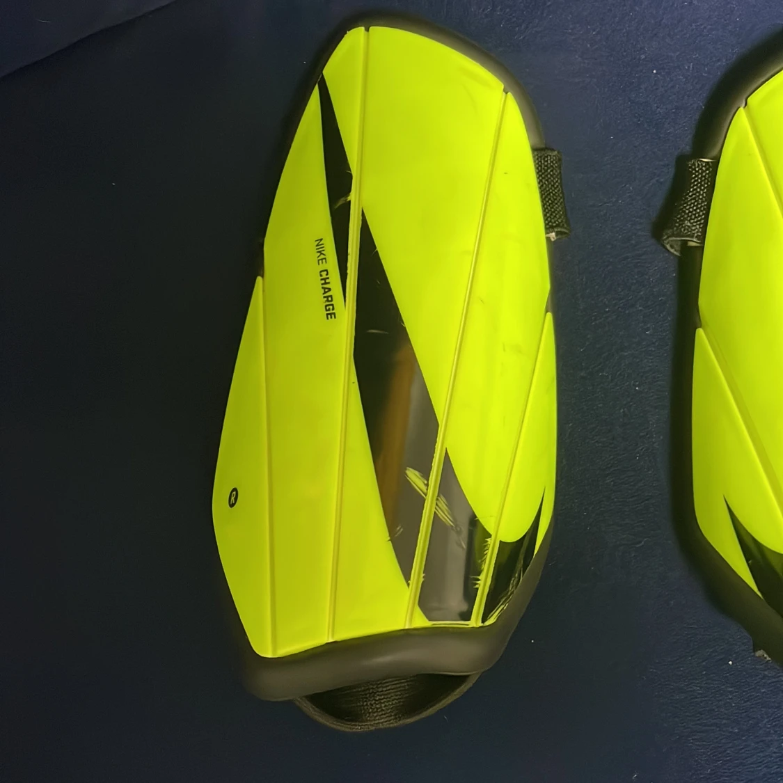 Nike Charge benskydd gul/svart - 2