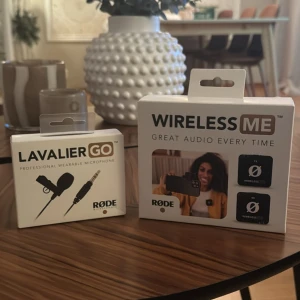 RØDE Wireless ME & Lavalier GO Mikrofonpaket - Komplett paket med RØDE Wireless ME trådlöst mikrofonsystem och Lavalier GO mygga. Perfekt för vlogg, intervjuer och content creation. Oöppnade förpackningar, professionell ljudkvalitet och enkel anslutning till kamera eller smartphone. Nypris var 2300kr