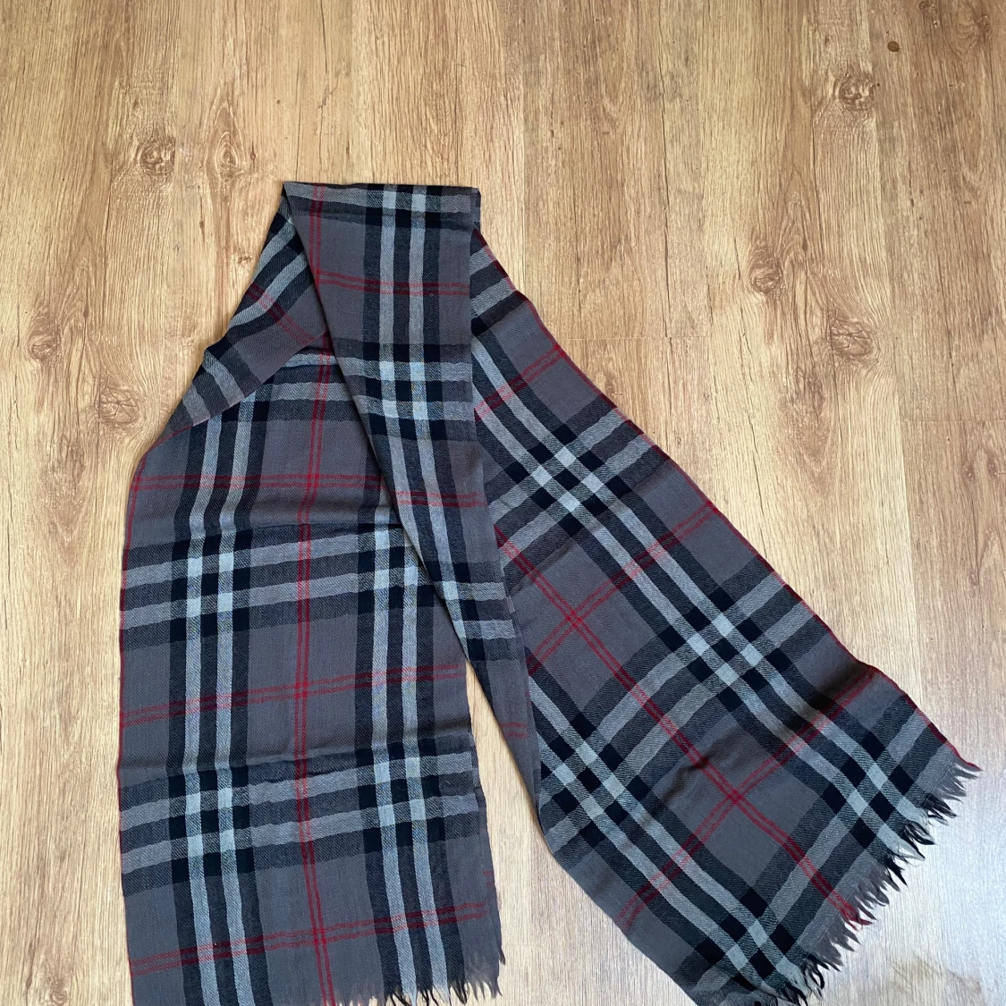 Rutig grå halsduk med röda detaljer - 2