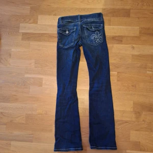 Bootcut jeans från Gina Tricot - Snygga bootcut jeans från Gina Tricot med låg midja och egenbroderad ficka. Jeansen är i storlek 152 ( barnstorlek ), alltså typ XXXS. 