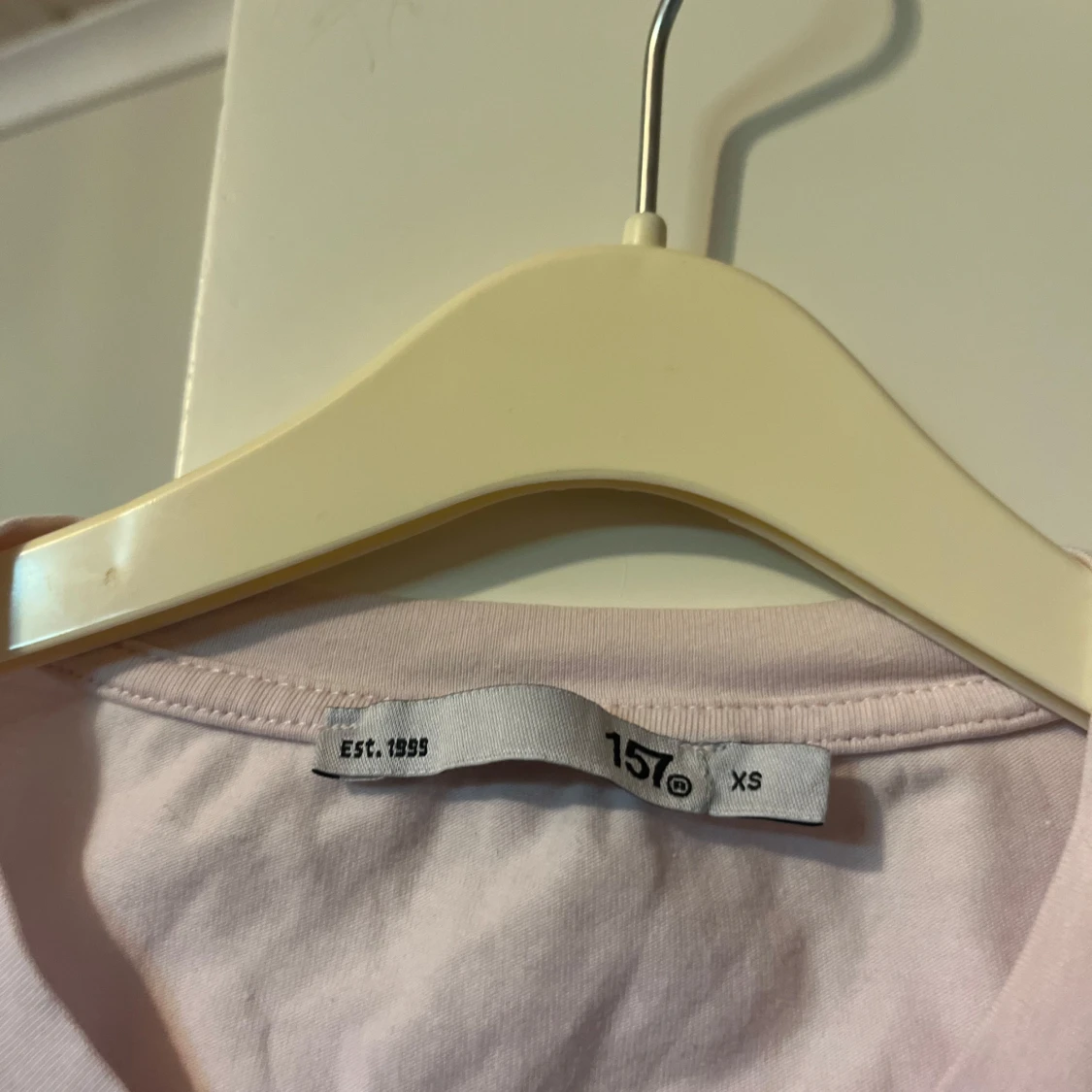 Rosa tröja med knyt där bak - 1