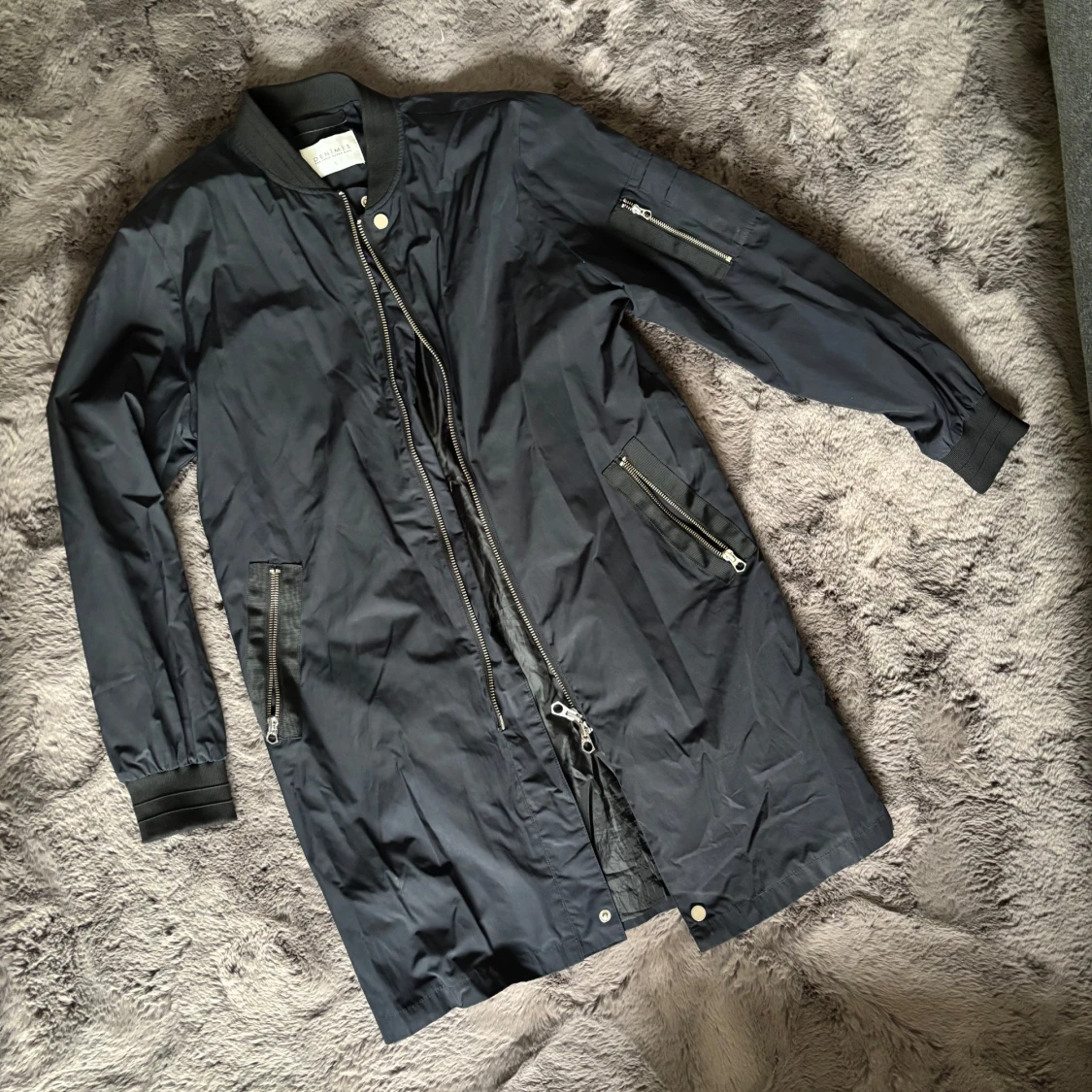 Mörkblå lång bomberjacka med dragkedjor