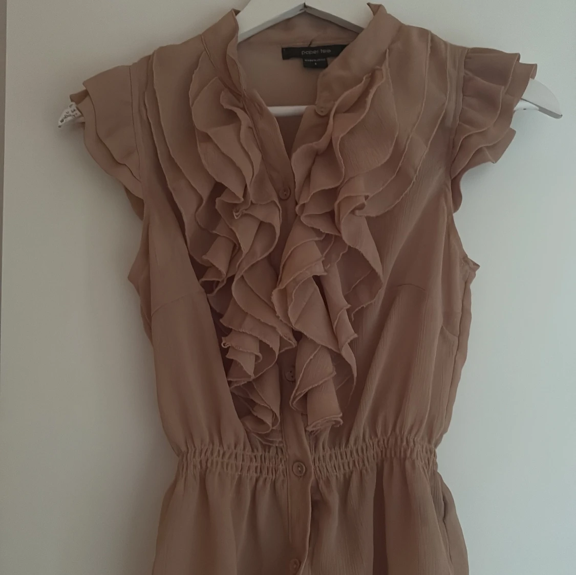 Beige kortklänning med volanger