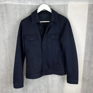 Massimo dutti jacka - Riktigt snygg jacka från Massimo dutti i toppskick! Helt perfekt för höst och vinter .Modellen på bilden är 182 och bär storlek S. Skriv gärna vid frågor eller funderingar 