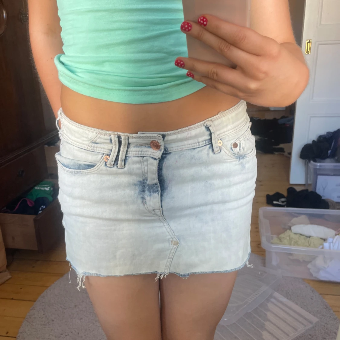 Ljus jeanskjol med rå kant