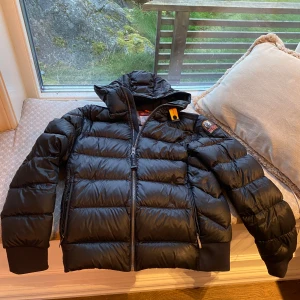 Parajumpers vinterjacka  - Säljer en parajumper Sheen i storlek s Skick är 10/10 använd fåtal gånger  En perfekt vinterjacka  Bara att skriva vid frågor 