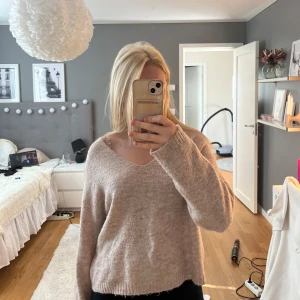 Beige stickad v-ringad tröja från lager 157  - Mysig beige stickad tröja från lager 157 med långa ärmar och v-ringad modell. 