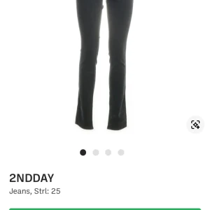 Svarta bootcut jeans från 2NDDAY - Snygga svarta jeans från 2NDDAY. Coola och har typ leopard-tyg. Passar perfekt att sy om till typ en kjol elelr bara ha som dom är såklart! 
