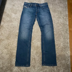 ”NYA” diesel jeans slim/straight - Ett par helt nya blåa diesel jeans som passar slim/straight. Storleken är 32 och nypris 1299kr