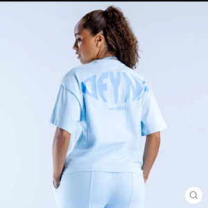 Dfyne Tshirt - Revive Oversized Graphic Tee i färgen Chalk Blue från DFYNE. Super snygg och as skön o träna i. Endast använd 1 gång och tvättad ☺️ Den är i strl XS men sitter väldigt oversized så skulle nog passa flera storlekar (modellen på bilden bär strl S) Nypris 35 USD ~ 330 SEK