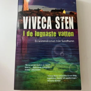 I de lugnaste vatten - En spännande kriminalroman från Sandhamn i Stockholms skärgård. Perfekt för dig som gillar deckare med mystik, mord och idylliska miljöer. En riktig bladvändare som håller dig på helspänn till sista sidan!
