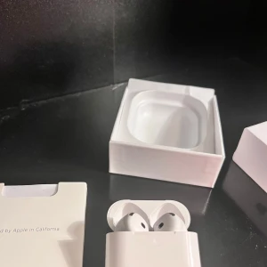 Bluetooth hörlurar säljes - Säljer ett par trådlösa hörlurar med brusreducering.ljudet är klart och basen är helt okej. laddning medföljes ej.  Jag har haft de i några månader men jag känner att det sitter fast i öronen och farfar säljer jag den,  Dom är i fint skick, knappt använda. Perfekta för musik, poddar eller när man vill slippa allt ljud runtomkring.   Hör av dig vid frågor eller köp!