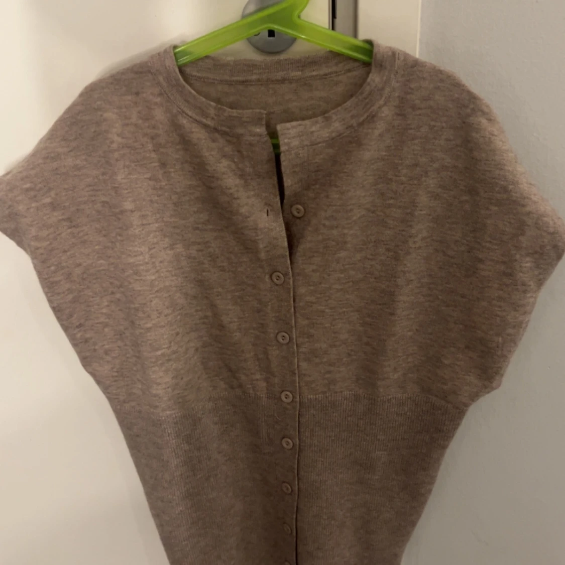 Beige kofta med knappar