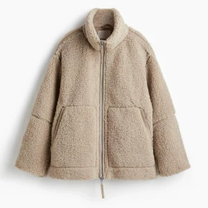 Beige teddyjacka med dragkedja - Supermjuk och oversized teddyjacka i beige med hög krage och stora fickor framtill. Säljer pågrund av att den inte kommer till användning! Pris kan diskuteras 💕