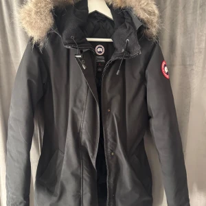 Canada Goose jacka  - Säljer min jacka från Canada Goose i modellen victoria parka. Med väldigt bra skick och fin päls.