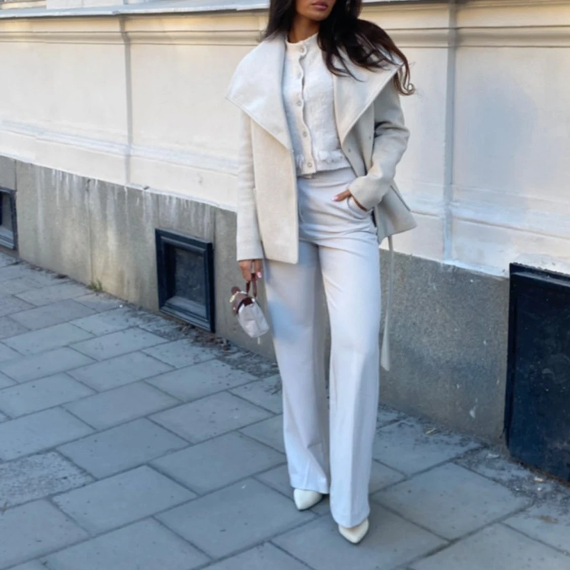 Beige/vit  kort kappa med bälte  - 2