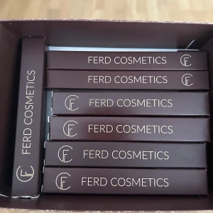 Läppennor/liquid läppstift, läppglans från Ferd Cosmetics - Säljer flera läppennor från Ferd Cosmetics i snygga mörkbruna förpackningar. Helt oanvända i färgerna: Läppglans:sebeyti  Läppstift: nushi  Läppstift jigeen  Läppstift:obinrin Läppbpenna:jin  Läppglans: femnina  Läpppena: mujer 