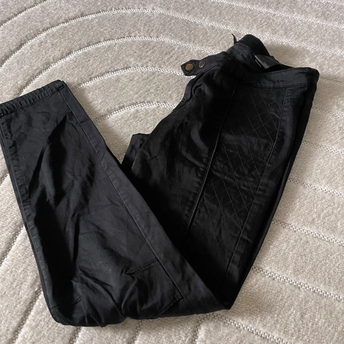 Svarta byxor med quiltade detaljer H&M - 4