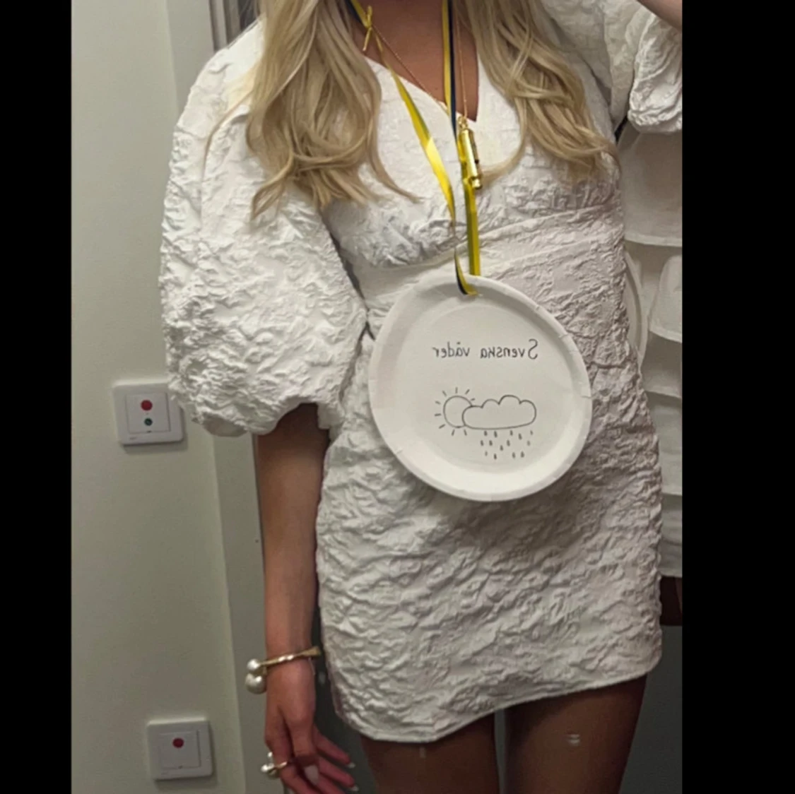 Vit kort studentklänning med puffärm