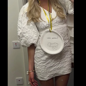 Vit kort studentklänning med puffärm - Säljer nu min fina studentklänning, klänningen är i fint skick utan tecken på användning, jag har sytt in den vid bröstet för att inte få en lika djup uringning som enkelt går att sprätta upp om man skulle vilja det❣️