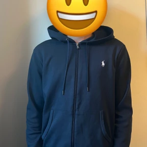 Polo Ralph Lauren zip hoodie - Snygg mörkblå zip hoodie från Polo Ralph Lauren i storlek S. Riktigt fräsch och snygg. Bara att höra av sig vid funderingar!        Ni vet varför den kostar som den gör 😉