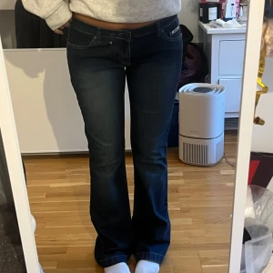 lågmidjade bootcut jeans - Snygga mörkblåa lågmidjade bootcut jeans! Köpta utomlands🌟❤️