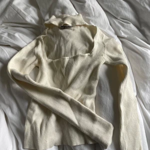 Tröja - Jättefin tröja från Bherska. Säljes för den tyvärr ej passar mig 😊