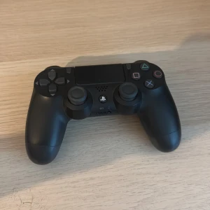 PlayStation DualShock 4 Wireless Controller - Används inte mer, pris kan diskuteras och kan droppas av vart som i Stockholm. Funkar perfekt men spelar ba på PC nu.  Beskrivning- Snygg och välbevarad svart DualShock 4 trådlös handkontroll till PlayStation 4. Alla knappar och joysticks ser ut att vara i gott skick, inga synliga repor eller skador. Perfekt för gaming och extra spelare. Fungerar även med PC via Bluetooth eller USB.