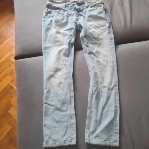 Lågmidjade ljusblå jeans  - Säljer ett par ljusblå jeans från Alcott & Co med slitna detaljer på benen eftersom byxorna är tyvärr för stora för mig. De är raka med en lågmidja! Skriv för frågor 💕