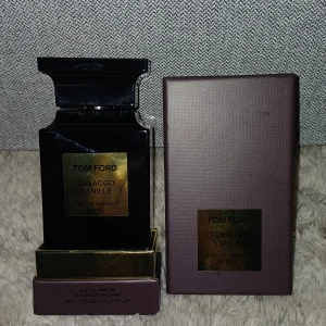 Tom Ford Tobacco Vanille 100ml - Lyxig Eau de Parfum från Tom Ford, Tobacco Vanille, 100 ml. Perfekt för dig som vill sticka ut med en ikonisk och trendig doft. Snygg flaska och originalförpackning medföljer.