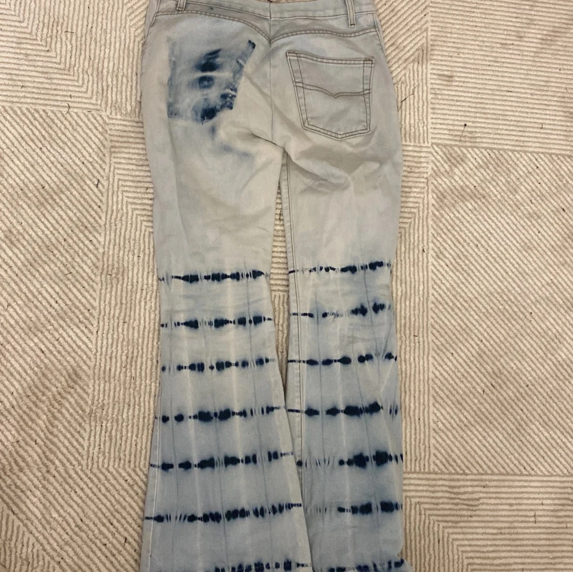 Utsvängda tiedye jeans  - 2