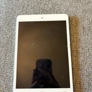 iPad mini  - Apple ipad mini, fungerar helt okej, har vissa sprickor men funkar