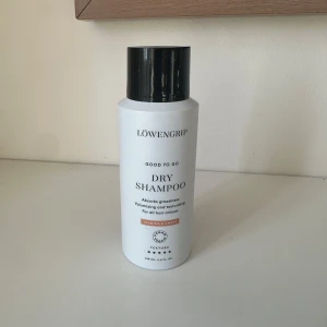 Good To Go Dry Shampoo löwengrip - Löwengrip Good To Go Dry Shampoo, volymgivande och texturiserande. Absorberar fett, fräschar upp håret direkt och passar alla hårfärger. Doft av jasmin och amber. Vegansk. Flaskan är i mycket gott skick utan synligt slitage.