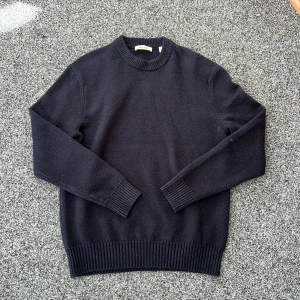 Stickad tröja marinblå - Size small! Fits 180-185! Helt ny! Hör av dig vid frågor🙌