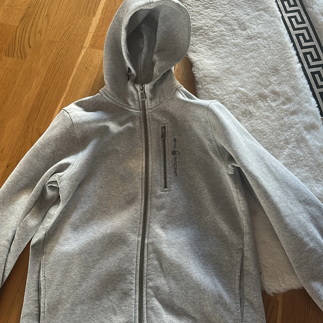 Grå hoodie från Sail Racing med dragkedja