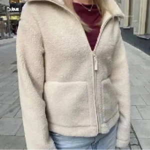 Beige Teddy jacka❣️ - Säljer nu en jättefin beige Teddy jacka från hm i storlek S!❣️ superfint skick, skriv vid frågor osv!❣️Perflet nu till hösten!!