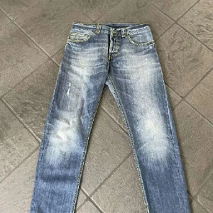 Dondup jeans - Säljer nu dessa riktigt feta jeans från märket Dondup. Jeansen har en snygg tvättning som är svår att hitta! 