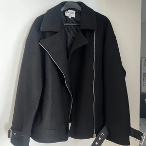 Svart bikerjacka NA-KD - Varm höstjacka från NAKD som är använd till och från men i bra skick utan defekter!