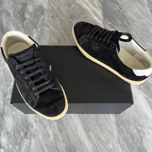 Saint Laurent skor - Saint Laurent skor  -  Skick: Använda fåtal gånger  -  Nypris: 6000kr  -  Ingår: endast skorna -  Hör av dig vid minsta fråga🙌🏼