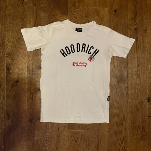 Vit HOODRICH t-shirt  - 🏷️ Brand: Hoodrich 📐 Size: XL kids size 🎨 Color: White  🧵 Material: 100% Cotton 👕 Fit: Regular 📏 Length: Regular ⭐ Condition: Worn a few times ⚠️ Defects: None