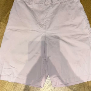 Ljusrosa chinoshorts Ralph Lauren - Hej! Säljer ett par snygga ljusrosa shorts från Ralph Lauren i 100% bomull.  Stilig modell med sidofickor och två bakfickor. Perfekta för varma dagar och ger en clean och fräsch look.  Passar som storlek M!  Vill du veta något mer eller vill ha fler bilder så är det bara att skriva! Priset är såklart inte hugget i sten!
