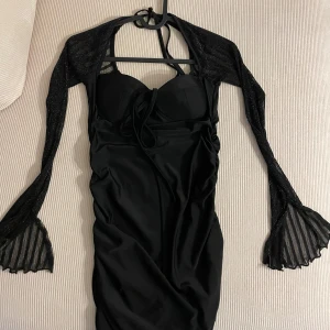 Svart glittrig kort klänning med meshärmar - Klänningen är använt bara en gång annars är den helt ny🩷