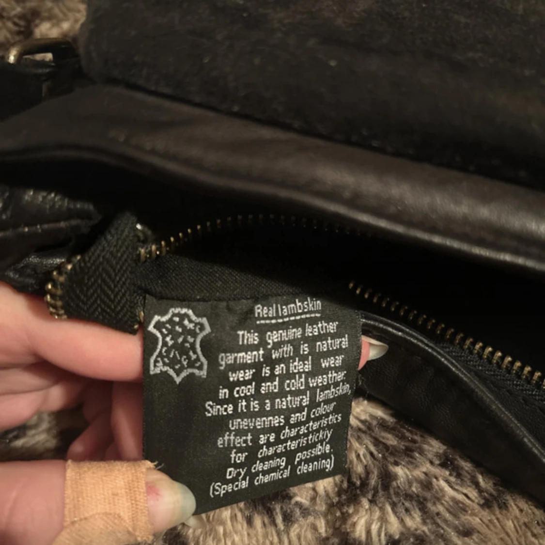 Svart axelväska i äkta lammnappa - 3