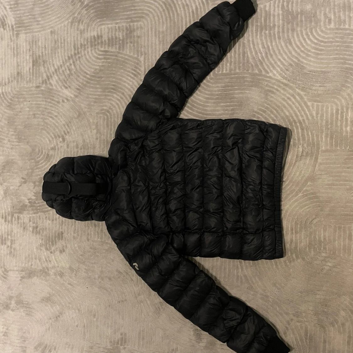 Svart dunjacka Peak Performance S - 1